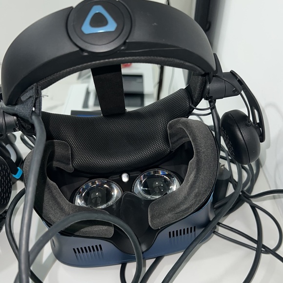 VR virtual reality set made by VIVE - Picture 2 of 4